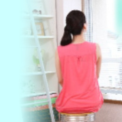 椅子に座る女性の後ろ姿